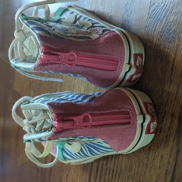 Little Kids Minnie and Mickey Disney High-Top Vans, Size 10.5 - Picture 3 of 5